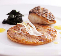 市場より直送のお魚のメープルバター焼き　アンディーブのタルトと　セザム風味のホウレン草 アグリュームソース