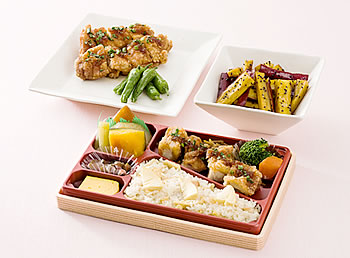 揚げ鶏のメープルりんごソース、メープルおさつ揚げ鶏の筍ご飯弁当(メープルりんごソース味)